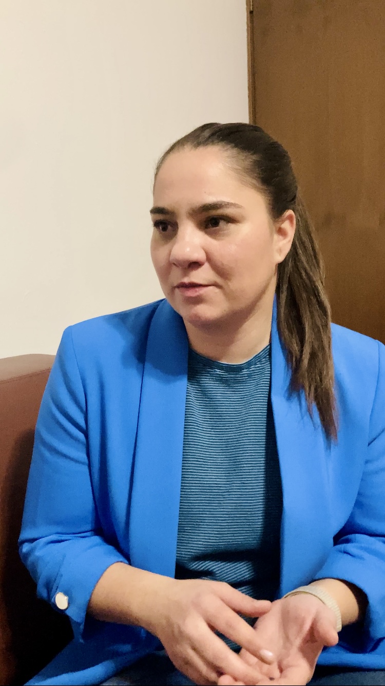 Kristína sediaca pri rozhovore