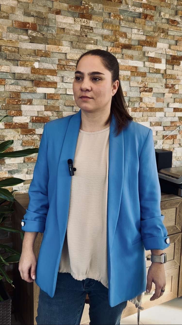 Kristína v modrom saku